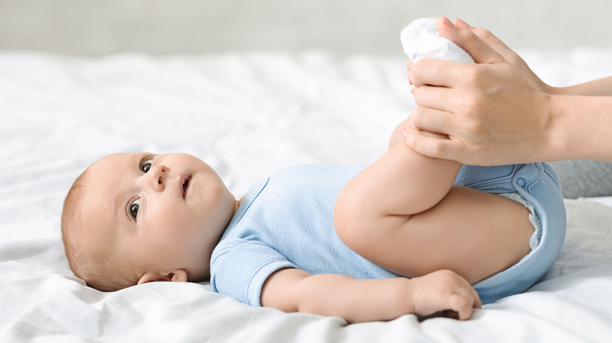 Masaje neonatal: beneficios y técnicas para el cólico y el estreñimiento infantil.
