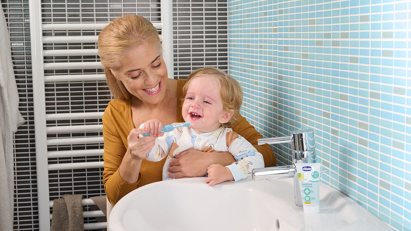 Limpieza de los dientes y encías de tu bebé: cuándo empezar a cepillarle los dientes a tu hijo